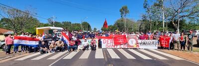 Funcionarios, docentes y estudiantes de las cuatro Facultades de la UNA, filiales en Misiones, realizaron el cierre de ruta como protesta por el recorte presupuestario.