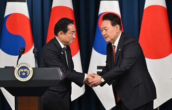 El presidente de Corea del Sur, Yoon Suk Yeol (derecha), le da la mano al primer ministro japonés, Fumio Kishida (izquierda), durante una conferencia de prensa conjunta después de su reunión en la oficina presidencial en Seúl el 7 de mayo de 2023.