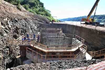 Las zapatas octogonales, que serán las bases de las dos columnas de la torre de atirantamiento, ya se encuentran hormigonadas hasta el segundo nivel.