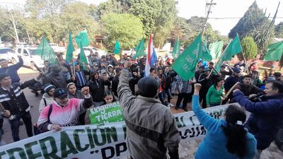 Manifestantes exigen la liberación de Francisco Alfonso en Caaguazú.