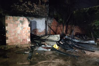 Vista de la vivienda que se incendió por completo alrededor de la medianoche de este miércoles.