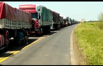 Camiones varados en Clorinda.