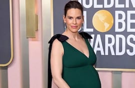 La actriz Hillary Swank en la reciente entrega de los Globos de Oro, luciendo su bella pancita.