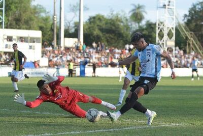 El volante ofensivo albiceleste, Richard Daniel  Salinas Rivero (27 años) busca quebrar la resistencia del portero colombiano Devis Estiven Vásquez  Llach (24), quien en esa acción salió ganador. (Foto: APF)
