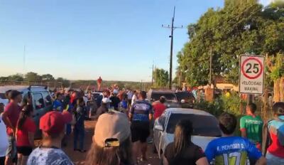 La turba del grupo de los aficionados de ambos equipos que definieron sus apuestas apedreada