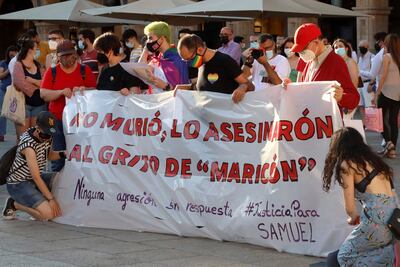 Un momento de la concentración convocada el lunes en la Plaza Mayor de Salamanca, en repulsa por el asesinato de Samuel Luiz, el joven de 24 años que perdió la vida en la madrugada del sábado en A Coruña tras recibir una paliza.
