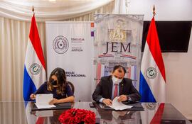 Firma de acuerdo de cooperación entre la ministra Cecilia Pérez Rivas, por el Ministerio de Justicia y Jorge Bogarín Alfonso, por el Jurado de Enjuiciamiento de Magistrados.