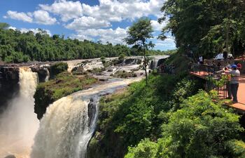 Varias familias apreciaron este viernes los Saltos del Monday.