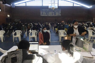 Personas aguardado por la vacunación en el Club Fomento de Barrio Obrero este lunes 2 de agosto.