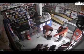 Momento en el que el delincuente, con un arma en la mano, sorprende a los trabajadores.