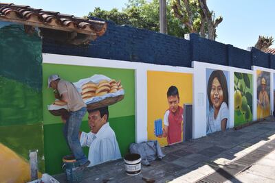 El chipero caacupeño, el niño vendedor de velas, la niña indígena, las guayabas y el  bombero voluntario fueron la inspiración en diferentes cuadros pintados en la muralla de un inmueble ubicado en  la avenida Doctor Pino.