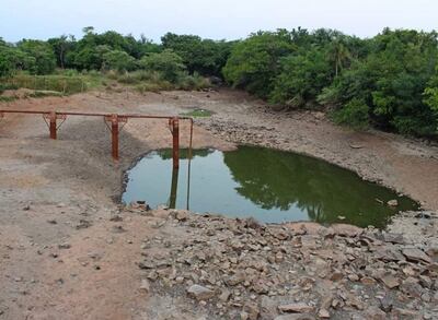 Un charco de agua quedó del antiguo arroyo Yaguary. El curso hídrico era utilizado por los pobladores para obtener algo del vital líquido.