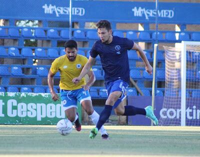 Enrique “Zlatan” Borja, toca la pelota ante el acecho cercano de César Benítez.