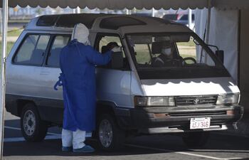 Prueba de COVID-19 en la Costanera de Asunción.