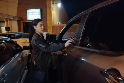 La víctima muestra la ventanilla rota por los delincuentes.