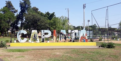 Letras corpóreas que forman el nombre de la ciudad de Capiatá en la cercanía de la amplia y atractiva ciclovía, al costado de la ruta PY02.