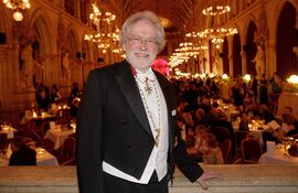 El austríaco Anton Zeilinger, que este martes ha recibido el premio Nobel de Física junto a Alain Aspect y John Clauser, es un pionero en los avances prácticos con la física cuántica, lo que además le ha convertido en uno de los científicos más conocidos de su país.