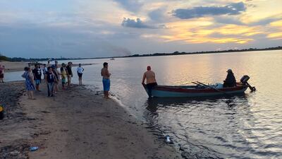 Rescatistas durante las tareas de búsqueda de los cuerpos de las personas ahogadas el domingo en el río Paraguay, en la zona de Ypané.