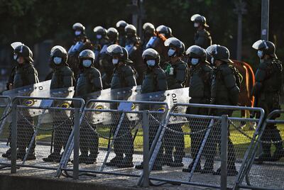 Soldados con mascarillas durante una manifestación en Río de Janeiro, Brasil.