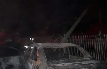 El vehículo se incendió tras el choque contra la columna de la Ande.