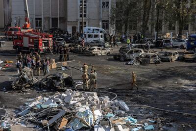 Bomberos junto con rescatistas, policías y militares trabajan en el lugar del ataque con misiles rusos en el centro de Vinnytsia, el 14 de julio de 2022. Al menos 21 personas, incluidas tres niños, murieron y más de 52 resultaron heridos como resultado de los ataques con misiles rusos en dicha localidad.