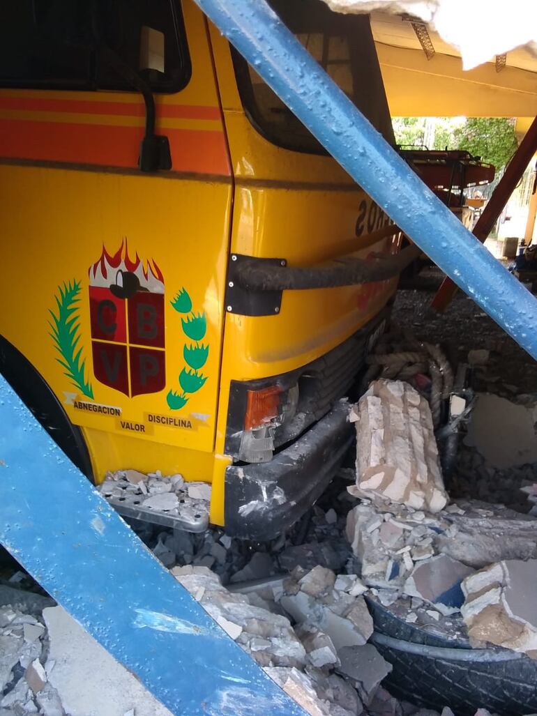 La camioneta ingresó en la misma sala de maquinas y causo daños en un vehículo destinado a emergencias.