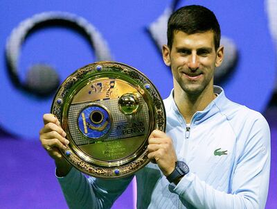 Novak Djokovic con el trofeo ganado en Astaná