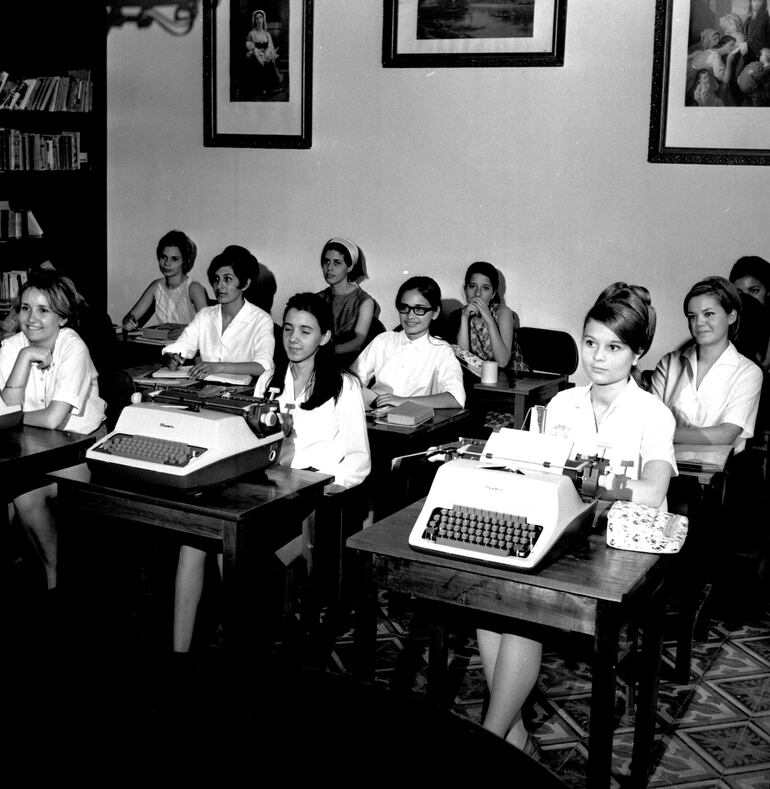 Curso de formación para operarias de máquinas de escribir.