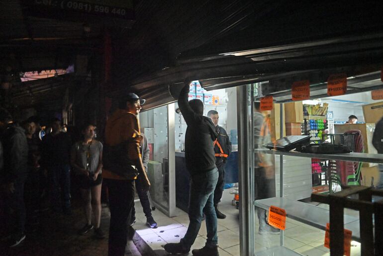 Muchas personas buscaron rescatar sus pertenencias en los pasillos del Mercado 4. 