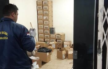 Personal de Criminalística de la Policía Nacional inspeccionando la galería asaltada.