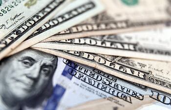 El dólar minorista o efectivo se cotizó ayer a G. 6.450 en la venta, según promedio de las casas de cambio.