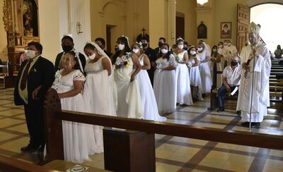 Las novias espléndidas y los novios elegantes caminaron al altar. Los tapabocas también combinaron en blanco con bijouterie de fiesta. Lucieron tocados y ramos de distintos tipos de flores.