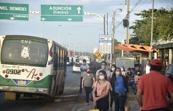 Hace semanas que los usuarios del transporte público sufren reguladas de la frecuencia de buses.