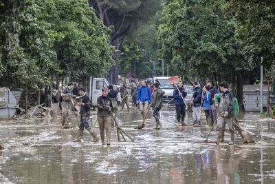 La región italiana de Emilia-Romaña (norte) seguirá hoy en alerta roja por fuertes lluvias mientras prosiguen las labores de salvamento y asistencia a la población tras las inundaciones de esta semana, que han dejado al menos 14 muertos y 15 desplazados.