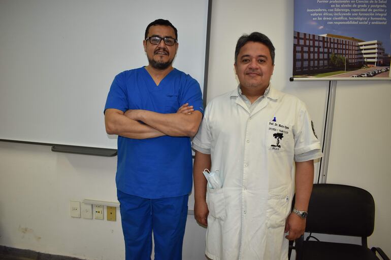 Doctores Gustavo Vivé y Mario Ojeda, parte del equipo médico que van a operar al joven José Zaván.