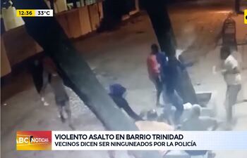 Momento en que los cinco asaltantes atacaban a sus víctimas.