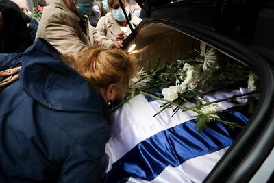 Grupos de personas asisten al velatorio del ministro del Interior, Jorge Larrañaga, hoy, en Montevideo (Uruguay).
