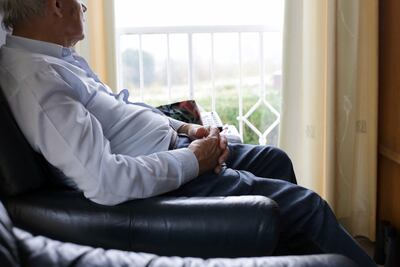 Protegerse contra la infección del coronavirus evitando el contacto con familiares y amigos tiene un alto costo psicológico para algunas personas, en particular las de mayor edad y que viven solas.