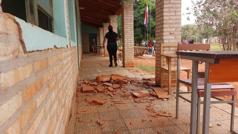 El pabellón con aulas fue clausurado por el peligro que representa y el techo está comenzando a caer.