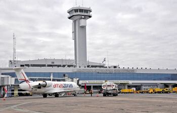 La Dinac suspendió el 24 de marzo pasado todos los vuelos comerciales y privados, y actualmente se ciñe a lo que dice Codena, para permitir la entrada y salida del país.