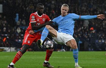 Dayot Upamecano (i) disputa el balón con Erling Haaland, durante el partido que Bayern Munich perdió 3-0 ante el Manchester City