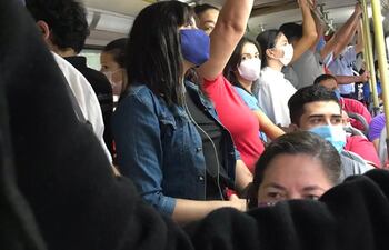Los pasajeros del área metropolitana viajan hacinados en algunas líneas del transporte público.