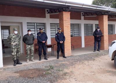 Estricto control policial-militar a los indígenas viajeros en la escuela básica de Uj’e Lhavos.