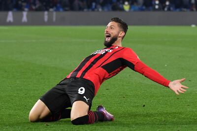 Olivier Giroud celebra tras anotar el gol con el que Milan derrotó ayer 1-0 al Napoli.