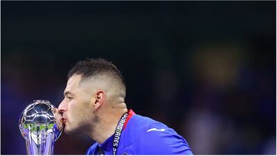 Pablo Aguilar y una costumbre que se hizo en los últimos tiempos; besando el trofeo de campeón. Con el Cruz Azul ganó la Copa México, la Supercopa, el Clausura y ahora el Trofeo de Campeón de Campeones.