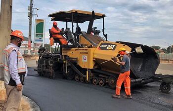 Los obreros trabajan intensamente en las colectoras, lado Monday y Acaray.