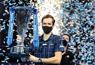 El ruso Daniil Medvédev posa con su trofeo de “Maestro” de la ATP. (EFE).