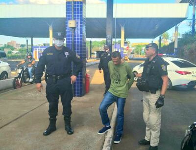 El subjefe de la Comisaría Primera, subcomisario Arnaldo Gamarra (izquierda), junto al detenido Juliano Aparecido Da Silva (centro), durante la expulsión de este último.