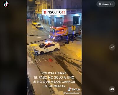 Momento exacto en el que el agente policial ordena a los bomberos a pegar la vuelta