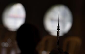 La vacuna cuya compra anunció el MSP aún no está aprobada.